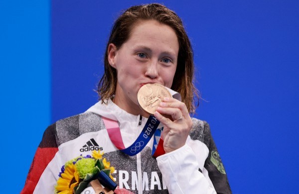 Sarah Köhler mit der historischen Bronzemedaille. © GettyImages/Discovery