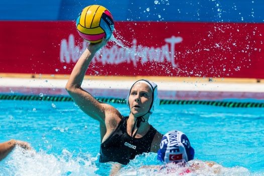 Wasserball-Spielerin Jennifer Stiefel im EM-Spiel gegen die Türkei. © DSV/Marcel ter Bals