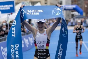 Laura Lindemann jubelt über ihren Sieg beim Hamburg Triathlon. © Jo Kleindl