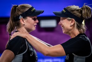 Julia Sude (l.) und Karla Borger nach ihrem Sieg beim World Tour Finale. © FIVB