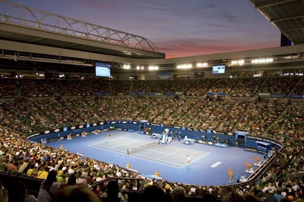 Die Rod Laver Arena in Melbourne. © Steve Collis, CC BY 2.0, https://commons.wikimedia.org/w/index.php?curid=28553036