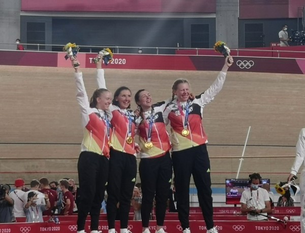 Franziska Brauße, Lisa Brennauer , Lisa Klein und Mieke Kröger jubeln über die Goldmedaille. © BDR