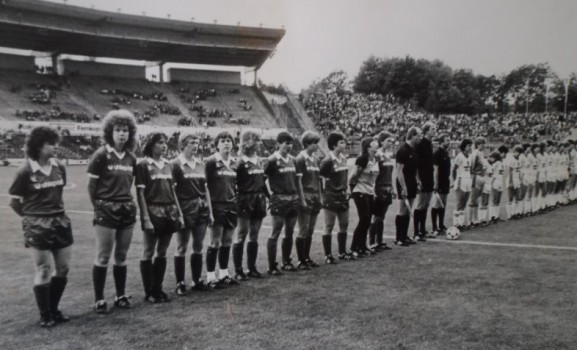 Pokalspiel 1984 im Frankfurter Waldstadion mit Christel Klinzmann (7.v.l.) © Marc Klinzmann