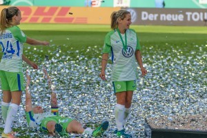 Der VfL Wolfsburg – hier Anna Blässe – beim Pokalsieg 2018. © By EL Loko Foto - Own work, CC BY 4.0, https://commons.wikimedia.org/w/index.php?curid=85679442