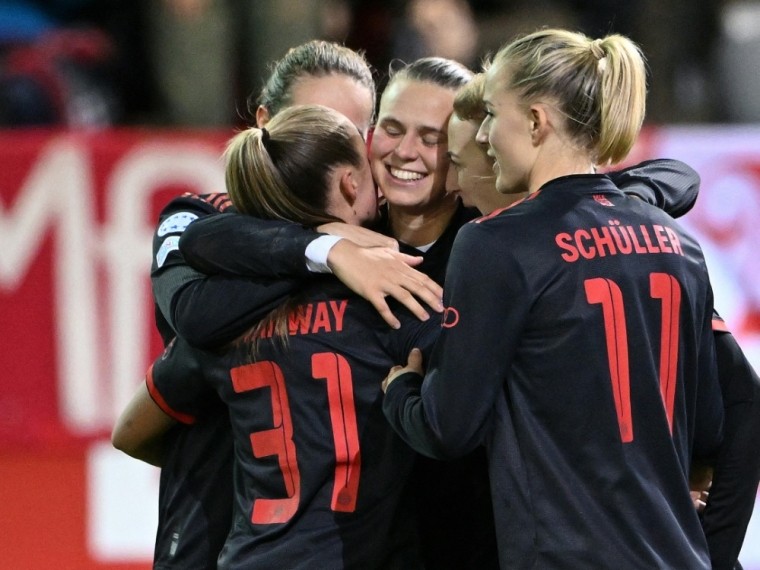 Sieg der Fußballerinnen des FC Bayern im Topspiel