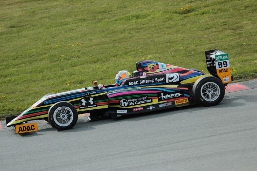 Sophia Flörsch in der Formel 4 am Sachsenring 2016. © Von Chris501 - Eigenes Werk, CC BY-SA 3.0, https://commons.wikimedia.org/w/index.php?curid=63776086