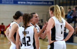 Kapitänin Svenja Brunckhorst (Mitte) motiviert ihre Mannschaft. © FIBA