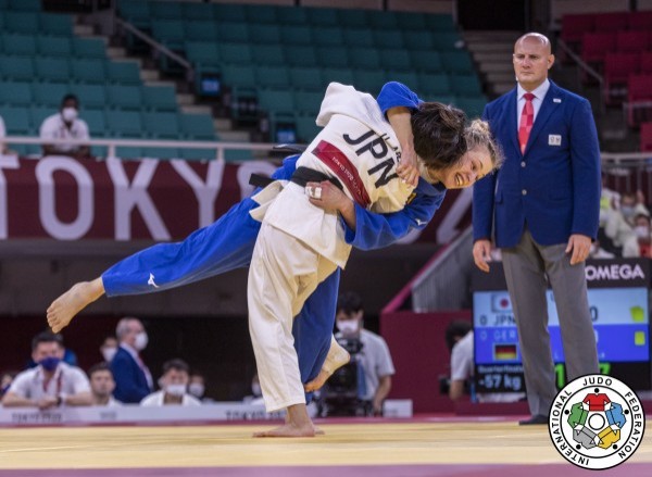 OlympTheresa Stoll im Teamfinale gegen die japanische Gegnerin. © Sabau Gabriela