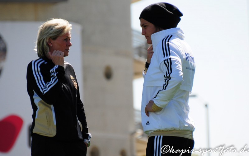 Silvia Neid beim Fachsimpeln mit Nadine Angerer. © Marion Kehren/Kapix Sportfoto