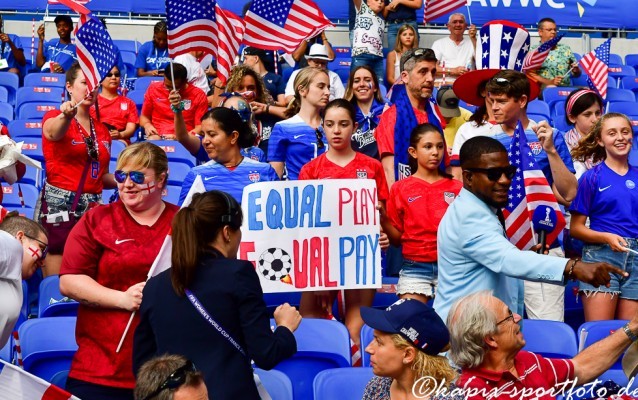 Die amerikanischen Fans unterstützten auch bei der letztjährigen Weltmeisterschaft in Frankreich ihr Team bei der „Equal Play, Equal Pay“ Kampagne. © Marion Kehren / Kapix Sportfoto