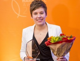Über einen Award freute sich auch Alina Grijseels. © German Handball Awards / Sascha Klahn“