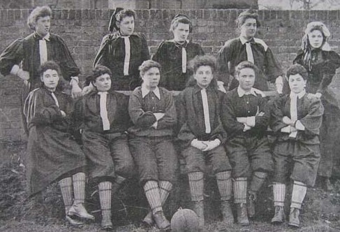 Der British Ladies Football Club mit Nettie Honeyball (hintere Reihe, zweite von links), 1895 © Wikimedia Commons