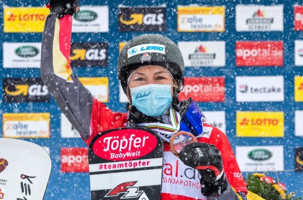 Selina Jörg verabschiedet sich mit einer Medaille von der Snowboard-Karriere. © Miha Matavz/FIS